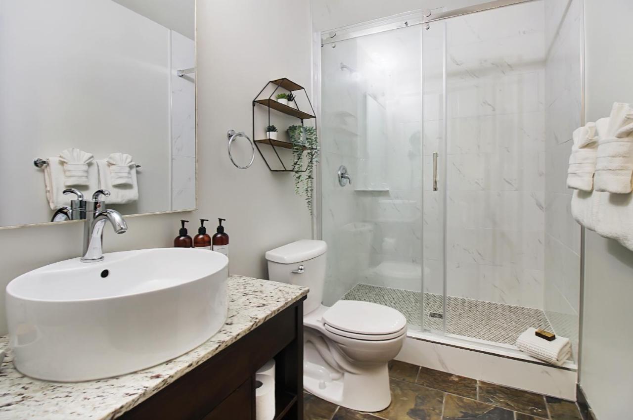Outstanding Mountain Condo Waterslide And Hot Tub Managed By Little Sister Getaways Canmore Room photo