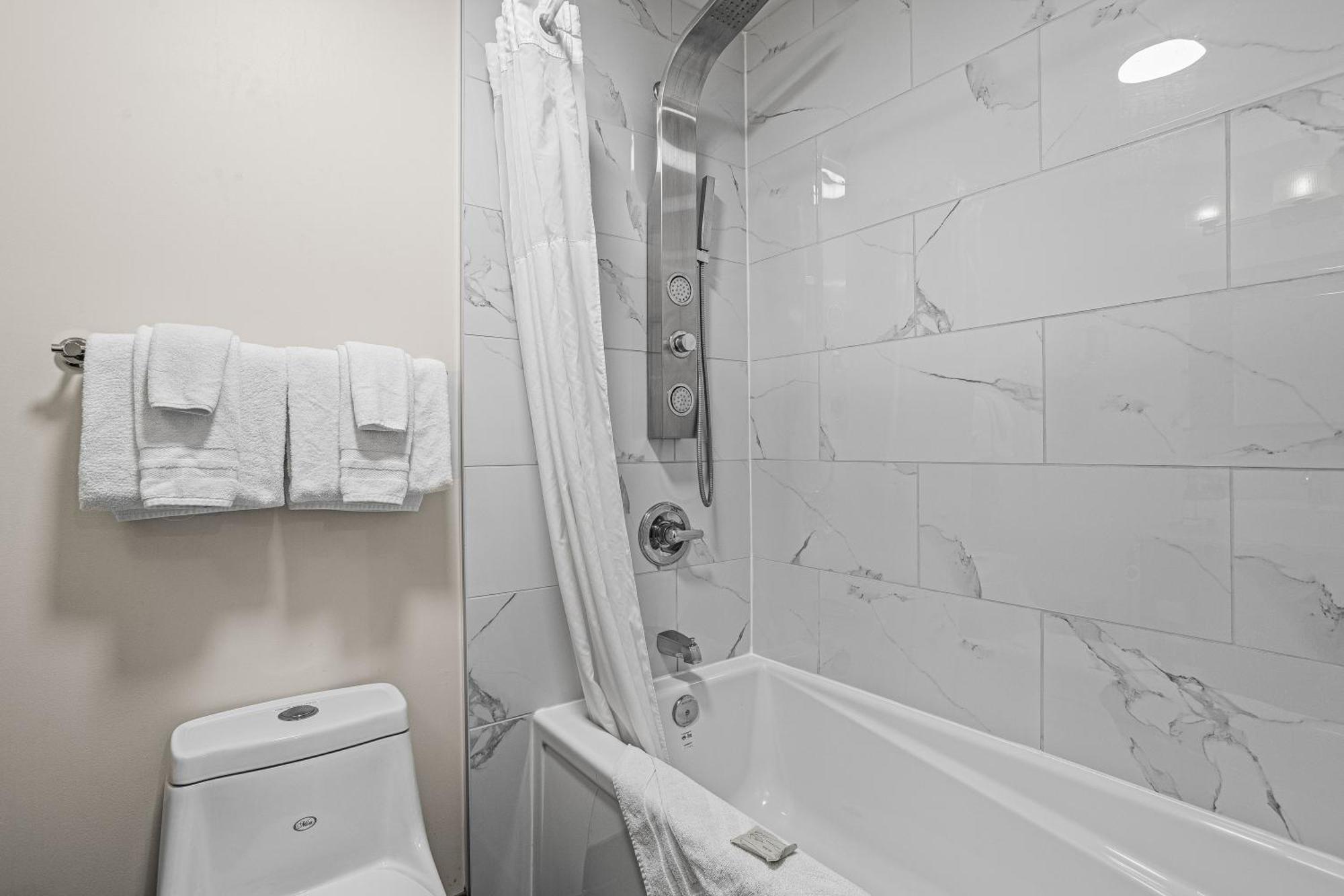 Outstanding Mountain Condo Waterslide And Hot Tub Managed By Little Sister Getaways Canmore Exterior photo