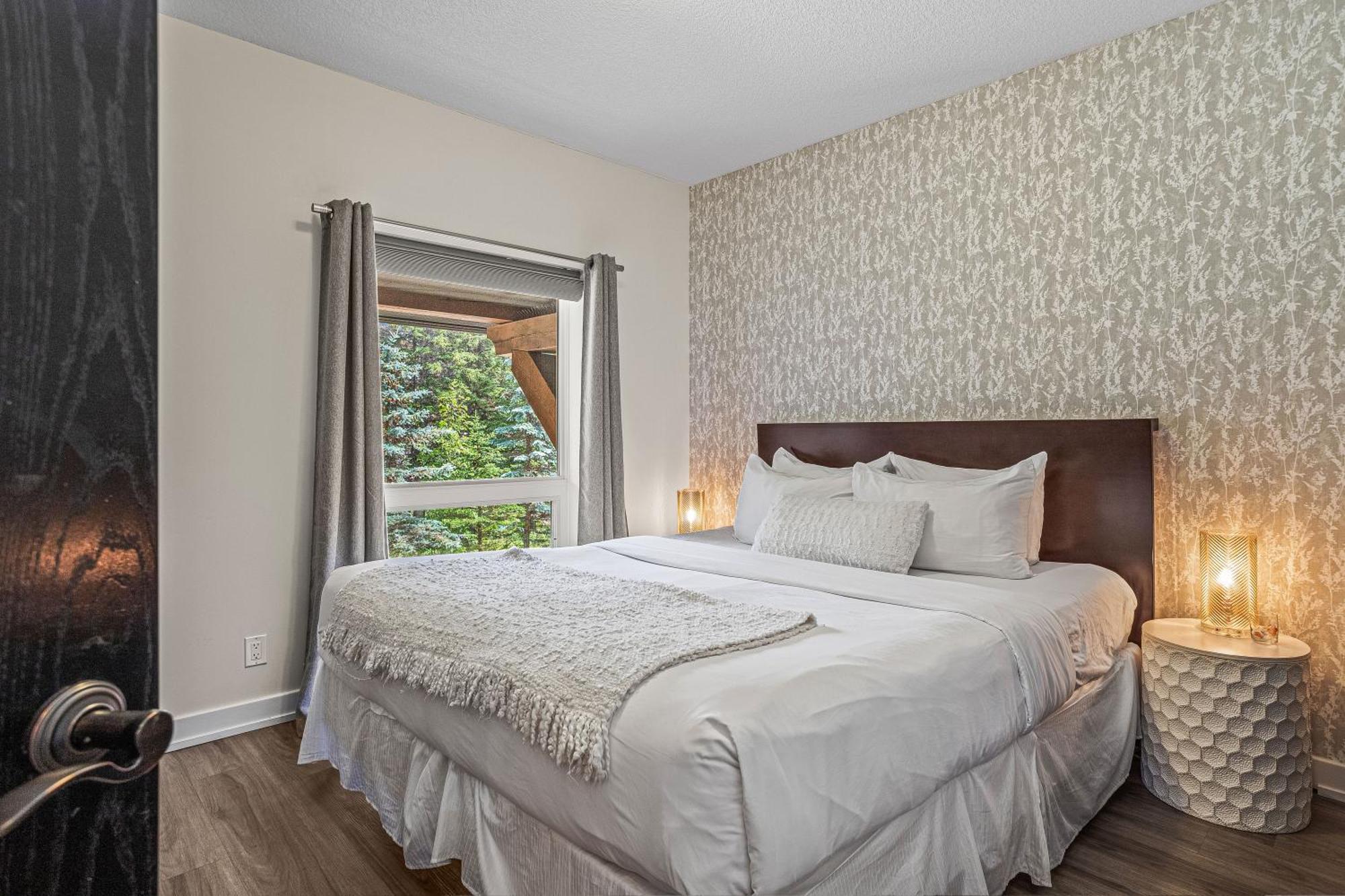 Outstanding Mountain Condo Waterslide And Hot Tub Managed By Little Sister Getaways Canmore Exterior photo