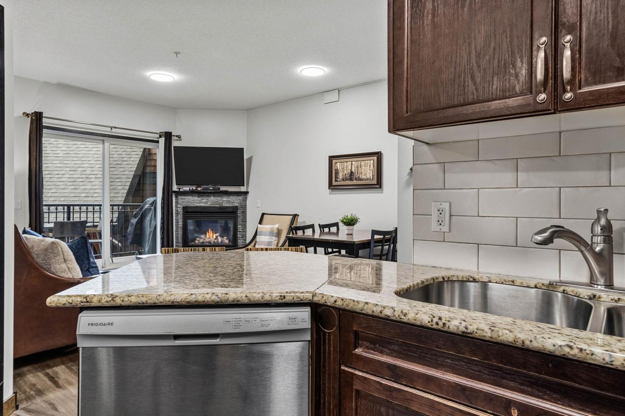 Outstanding Mountain Condo Waterslide And Hot Tub Managed By Little Sister Getaways Canmore Exterior photo